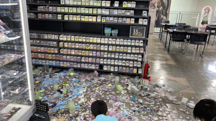 【悲報】地震でTSUTAYAのポケモンカードが床に散乱してしまう